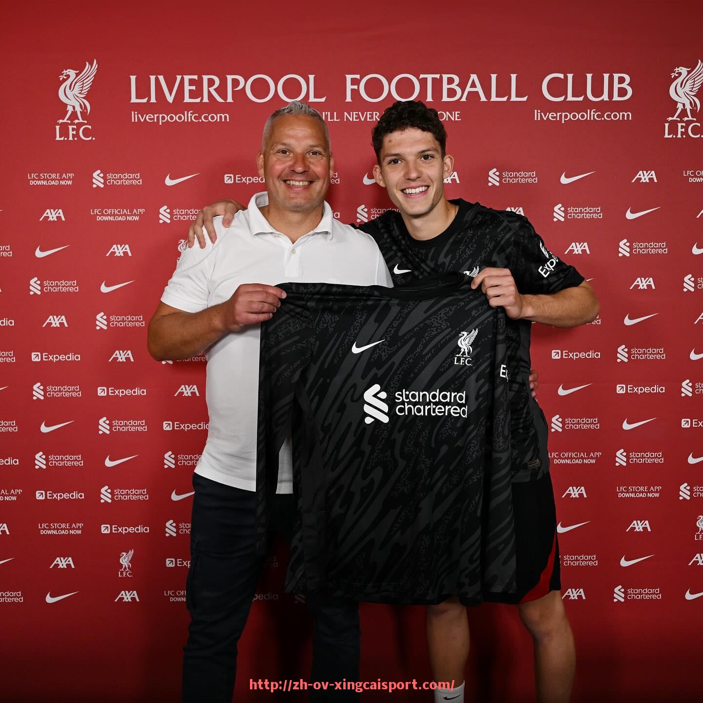 杏彩体育-英超球队老板财富：分析英超球队老板的财富背景与经营模式。